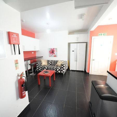 The Great Airport Place-Private Bedrooms With Private Bathroom-1 Bus To Heathrow Airport-5 Minutes By Car- Helpful Advice From Our Team Harmondsworth Dış mekan fotoğraf