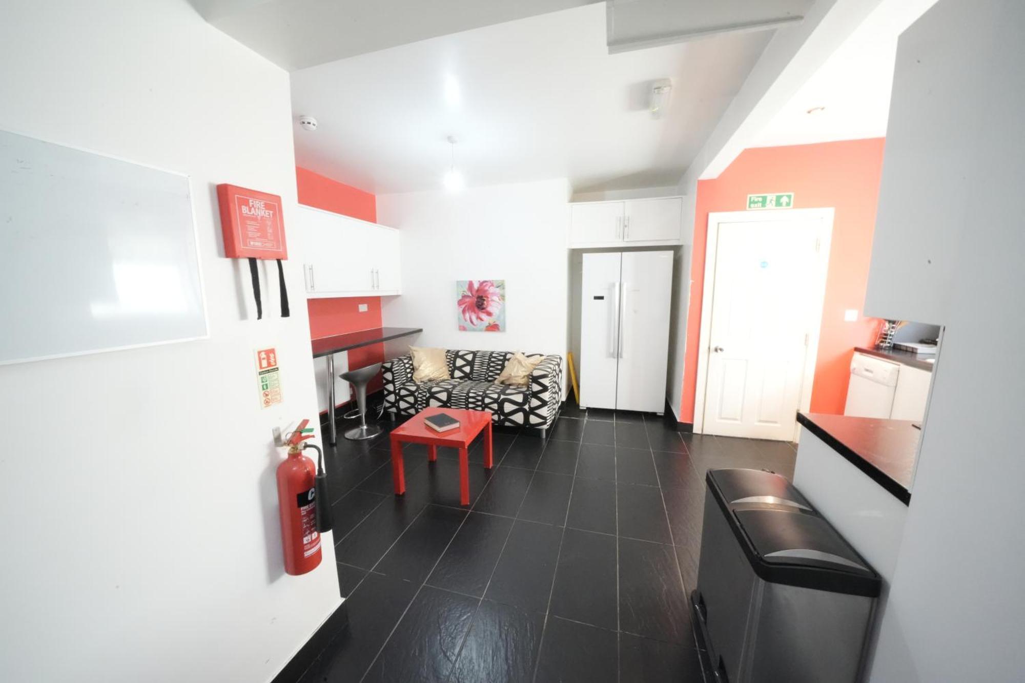 The Great Airport Place-Private Bedrooms With Private Bathroom-1 Bus To Heathrow Airport-5 Minutes By Car- Helpful Advice From Our Team Harmondsworth Dış mekan fotoğraf