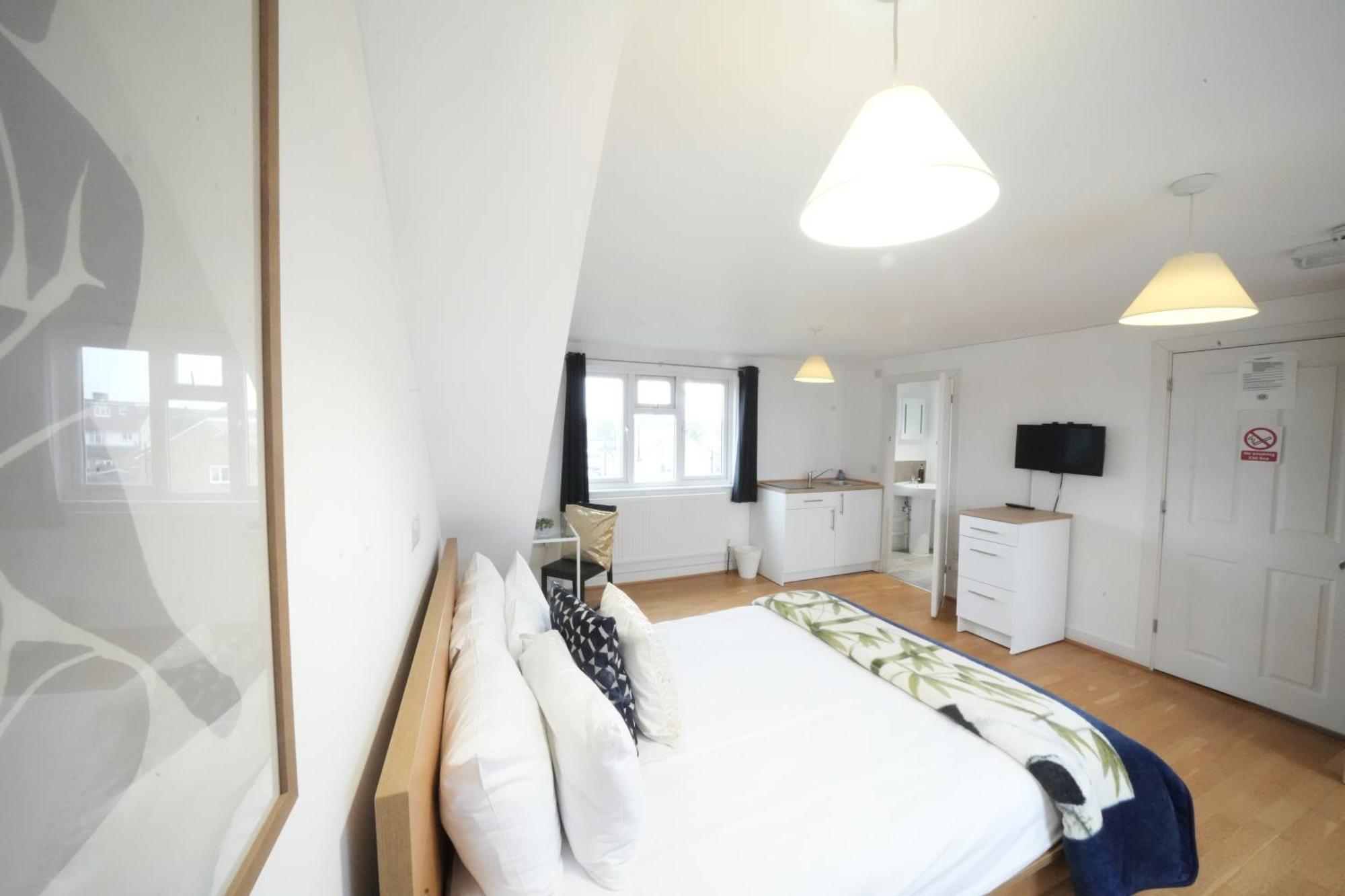The Great Airport Place-Private Bedrooms With Private Bathroom-1 Bus To Heathrow Airport-5 Minutes By Car- Helpful Advice From Our Team Harmondsworth Dış mekan fotoğraf