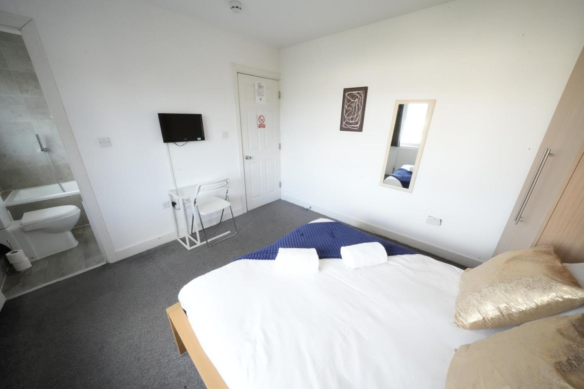 The Great Airport Place-Private Bedrooms With Private Bathroom-1 Bus To Heathrow Airport-5 Minutes By Car- Helpful Advice From Our Team Harmondsworth Dış mekan fotoğraf
