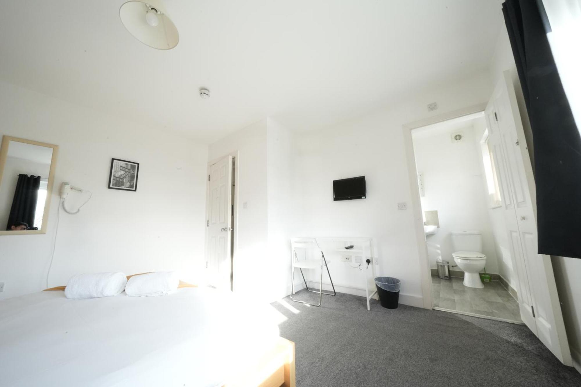 The Great Airport Place-Private Bedrooms With Private Bathroom-1 Bus To Heathrow Airport-5 Minutes By Car- Helpful Advice From Our Team Harmondsworth Dış mekan fotoğraf