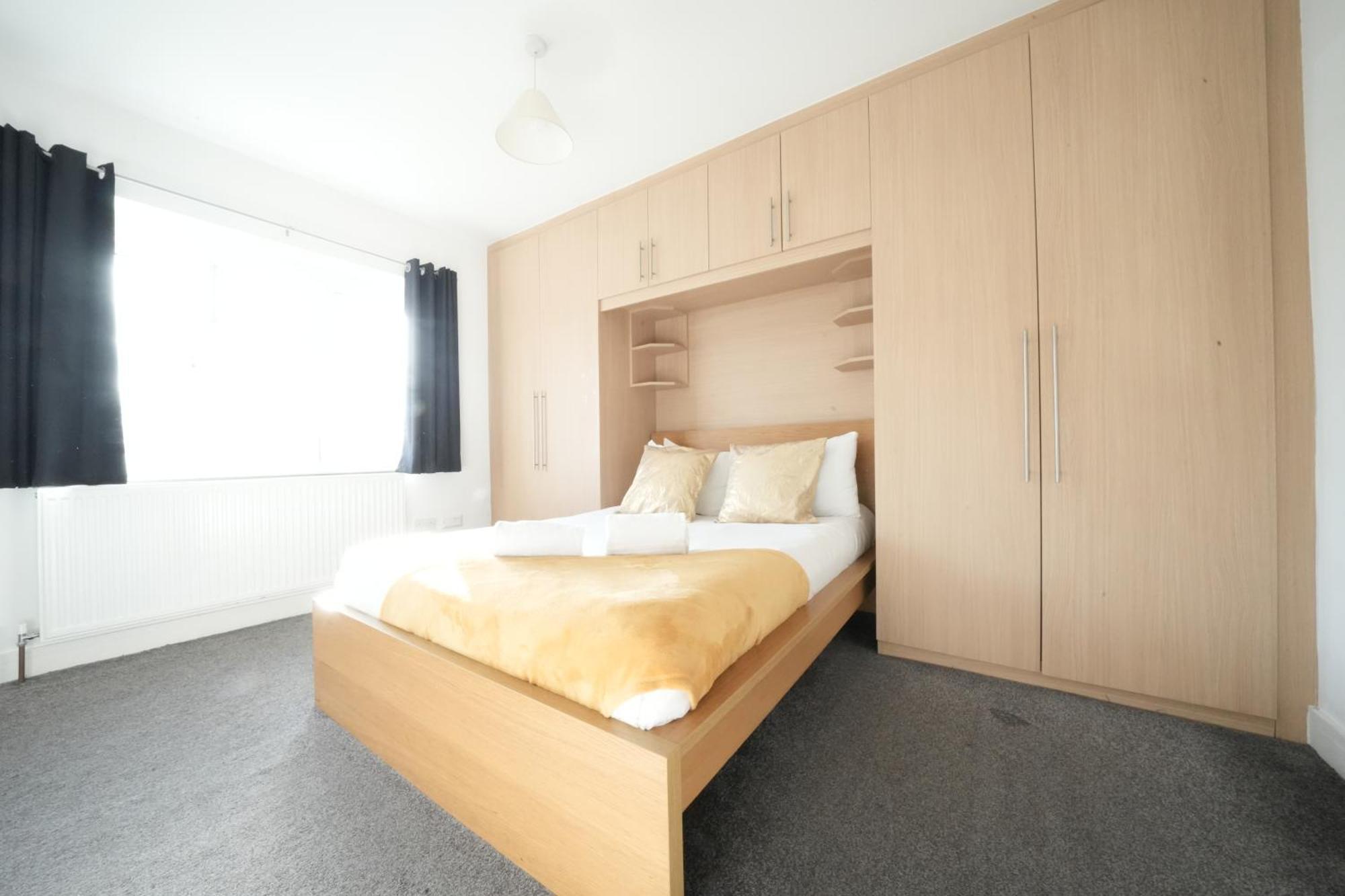 The Great Airport Place-Private Bedrooms With Private Bathroom-1 Bus To Heathrow Airport-5 Minutes By Car- Helpful Advice From Our Team Harmondsworth Dış mekan fotoğraf