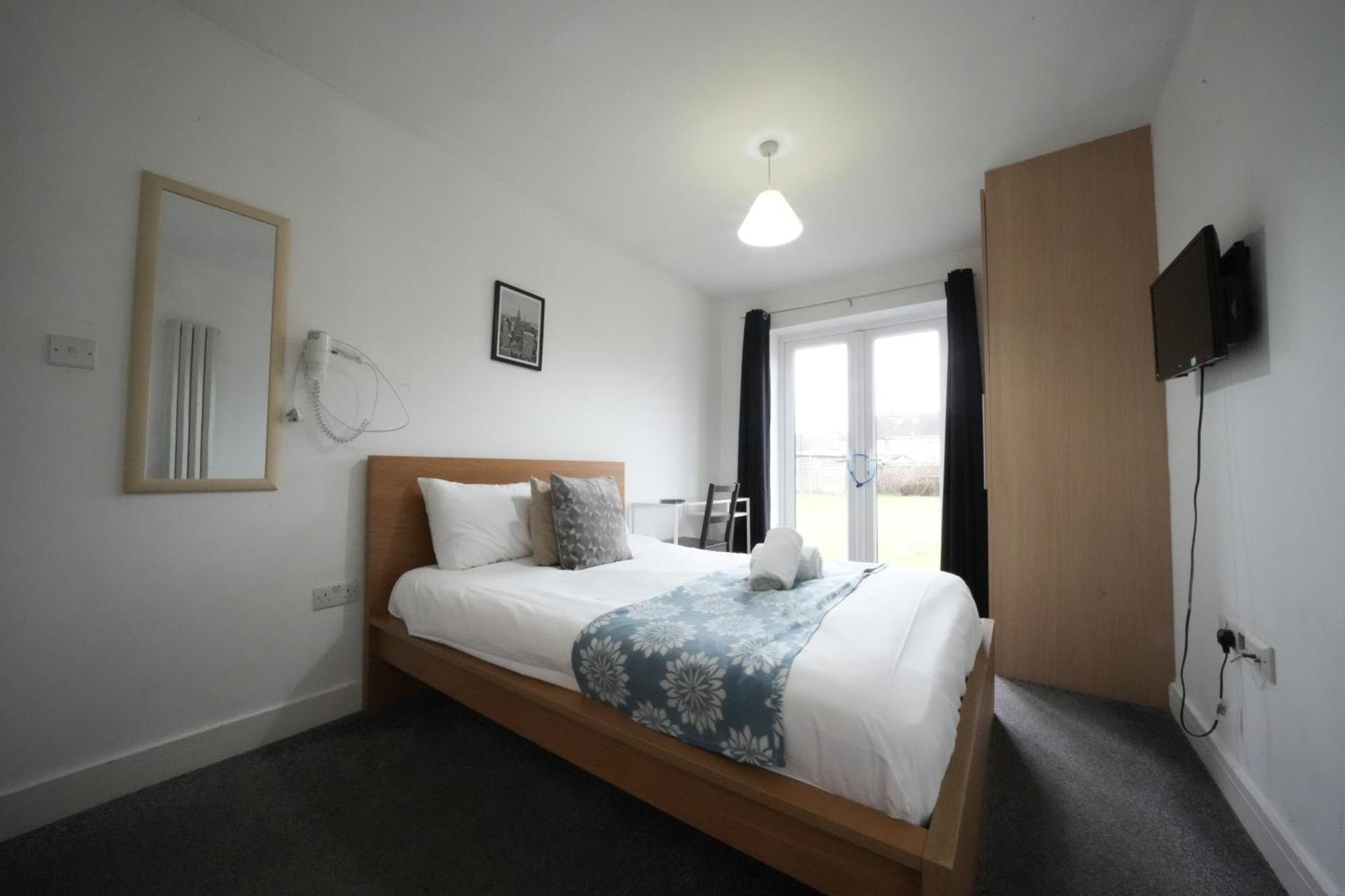 The Great Airport Place-Private Bedrooms With Private Bathroom-1 Bus To Heathrow Airport-5 Minutes By Car- Helpful Advice From Our Team Harmondsworth Dış mekan fotoğraf