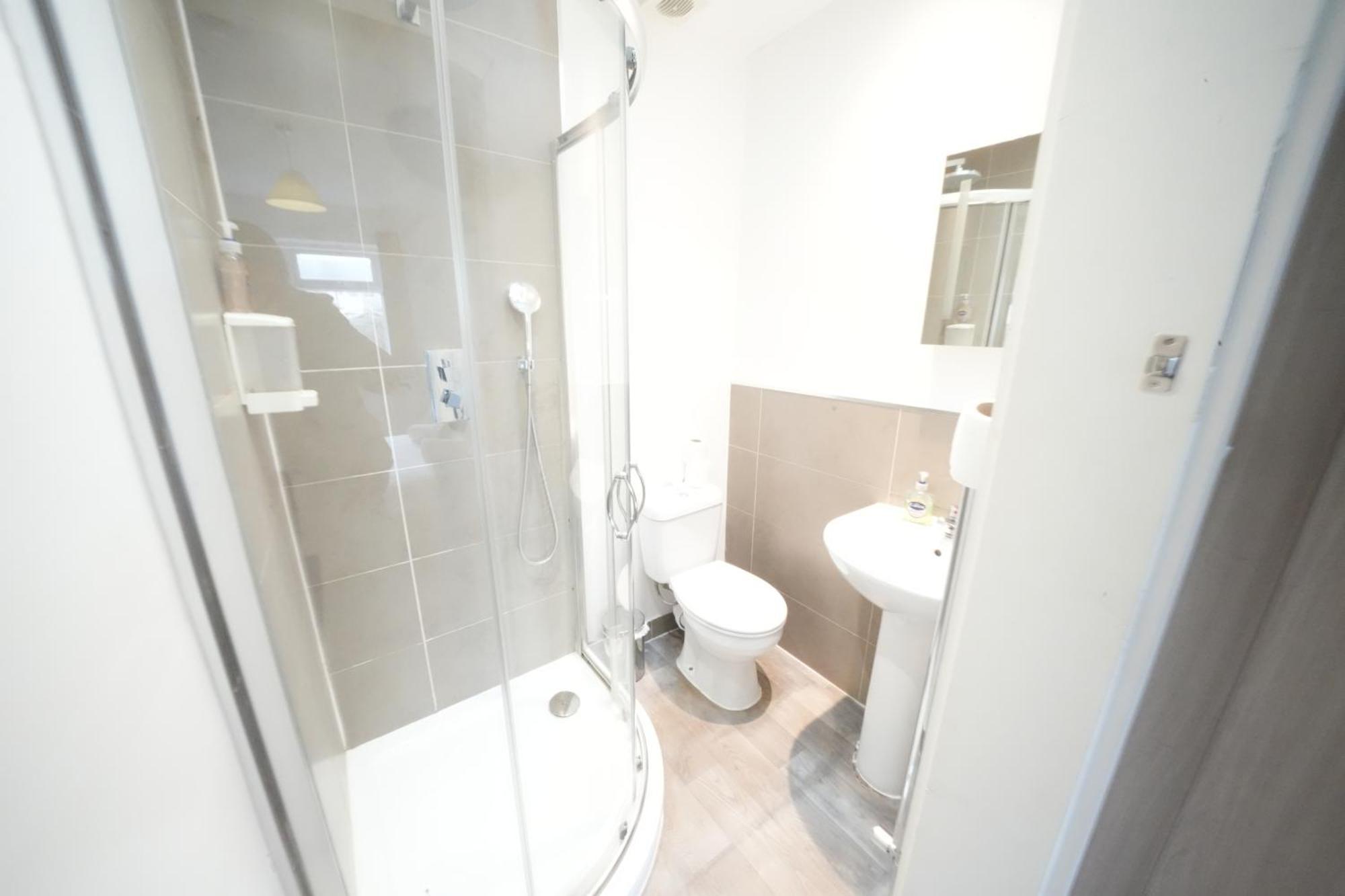 The Great Airport Place-Private Bedrooms With Private Bathroom-1 Bus To Heathrow Airport-5 Minutes By Car- Helpful Advice From Our Team Harmondsworth Dış mekan fotoğraf