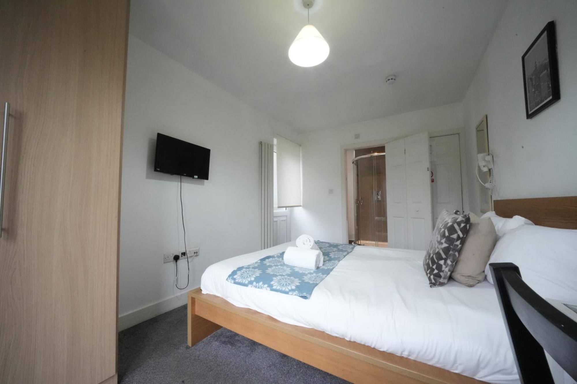 The Great Airport Place-Private Bedrooms With Private Bathroom-1 Bus To Heathrow Airport-5 Minutes By Car- Helpful Advice From Our Team Harmondsworth Dış mekan fotoğraf