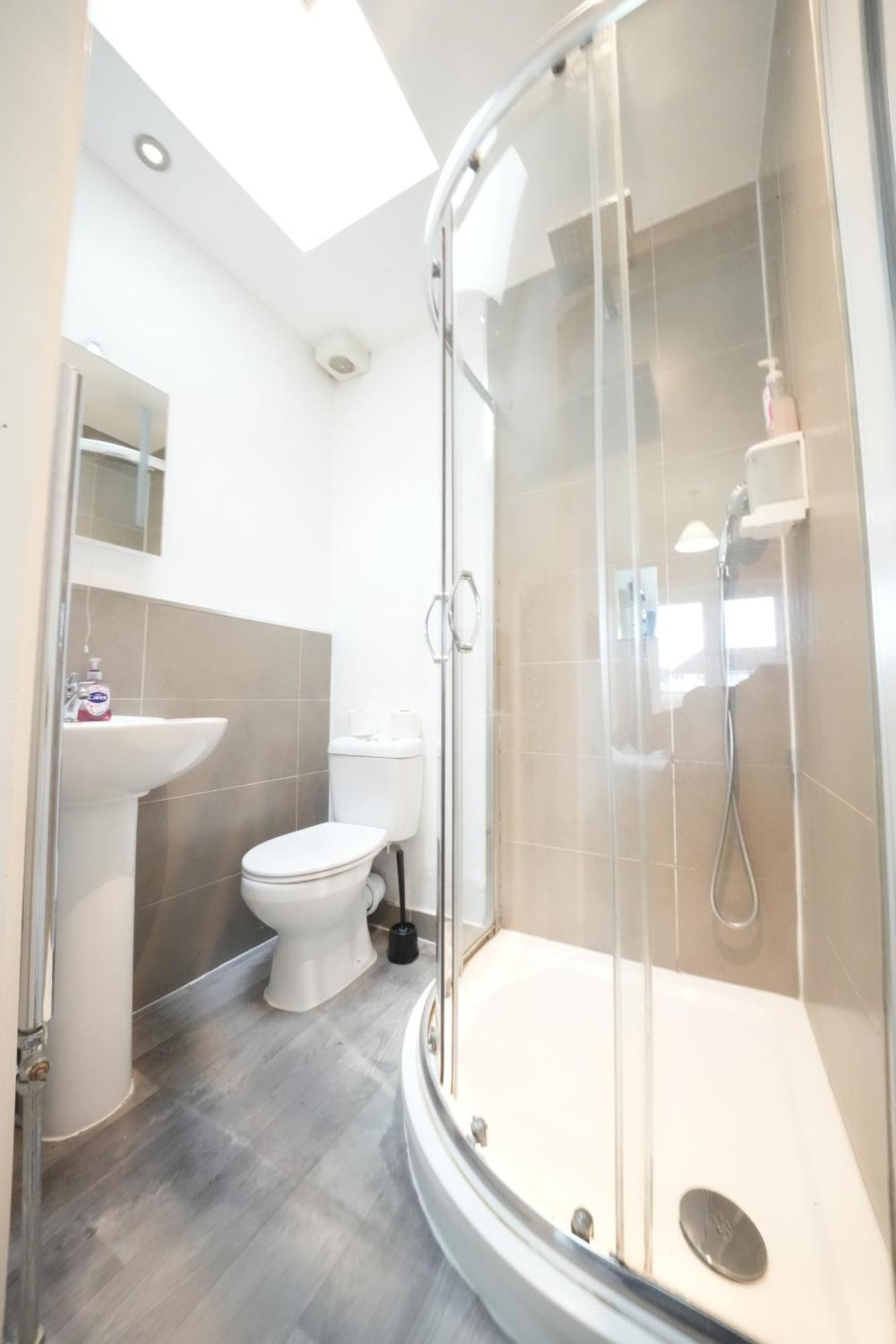 The Great Airport Place-Private Bedrooms With Private Bathroom-1 Bus To Heathrow Airport-5 Minutes By Car- Helpful Advice From Our Team Harmondsworth Dış mekan fotoğraf