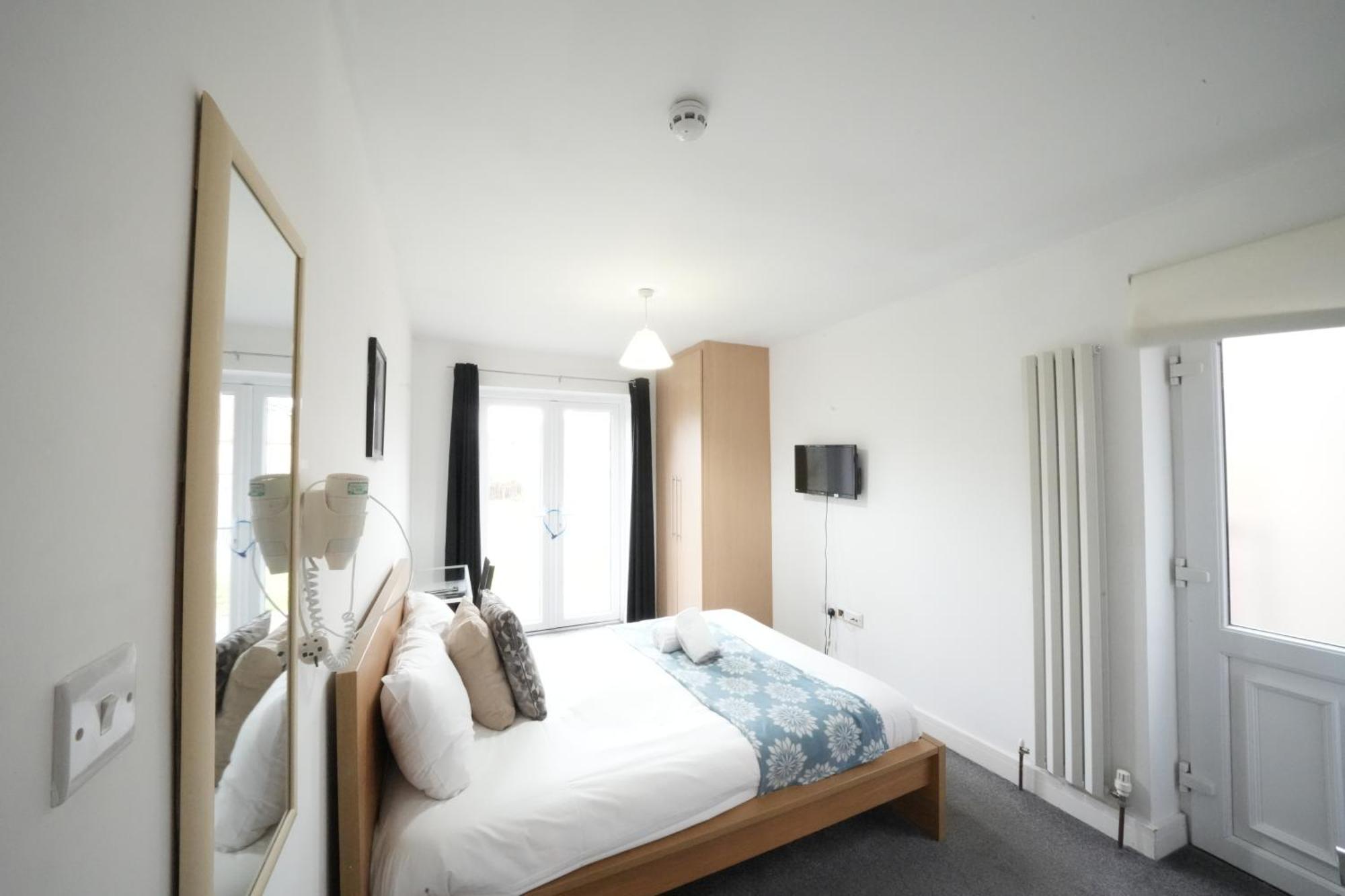 The Great Airport Place-Private Bedrooms With Private Bathroom-1 Bus To Heathrow Airport-5 Minutes By Car- Helpful Advice From Our Team Harmondsworth Dış mekan fotoğraf