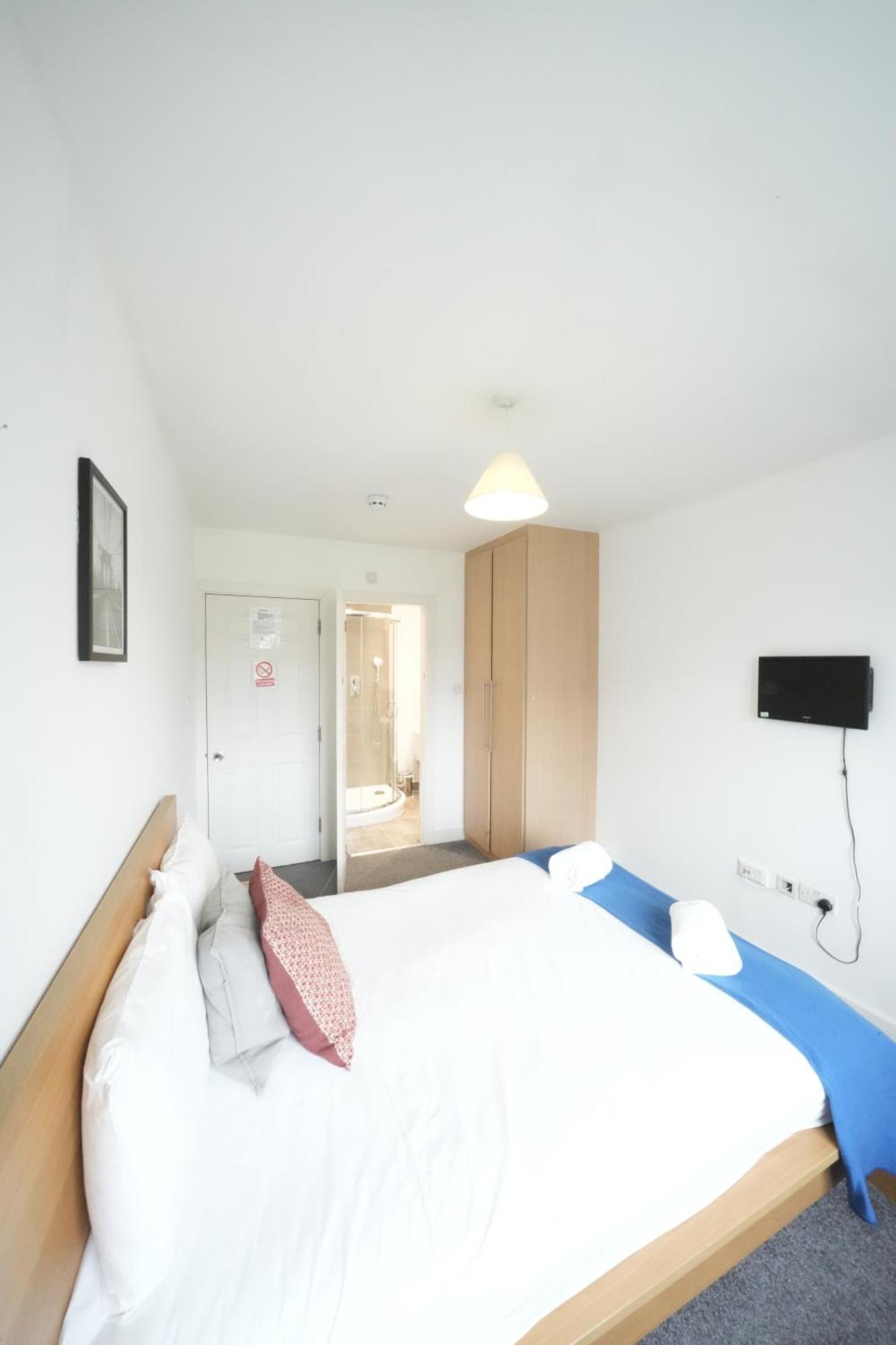 The Great Airport Place-Private Bedrooms With Private Bathroom-1 Bus To Heathrow Airport-5 Minutes By Car- Helpful Advice From Our Team Harmondsworth Dış mekan fotoğraf
