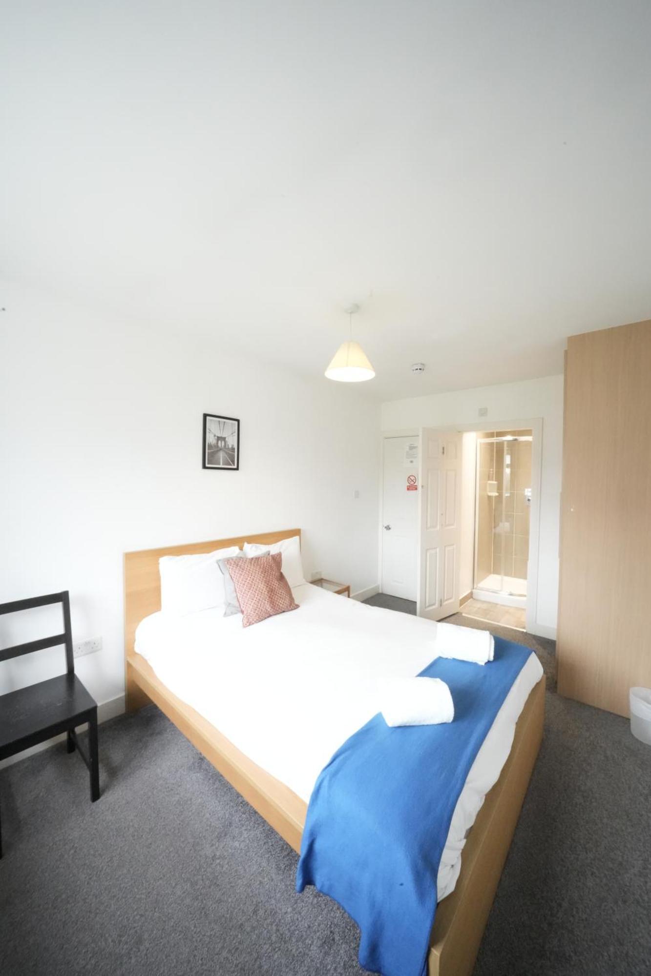 The Great Airport Place-Private Bedrooms With Private Bathroom-1 Bus To Heathrow Airport-5 Minutes By Car- Helpful Advice From Our Team Harmondsworth Dış mekan fotoğraf