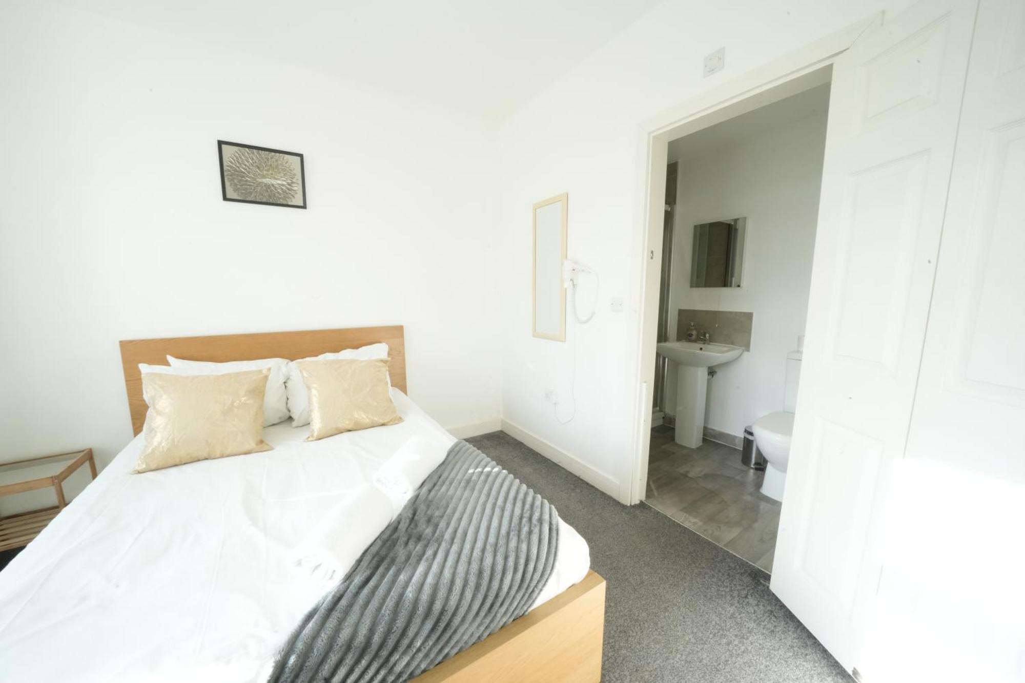 The Great Airport Place-Private Bedrooms With Private Bathroom-1 Bus To Heathrow Airport-5 Minutes By Car- Helpful Advice From Our Team Harmondsworth Dış mekan fotoğraf