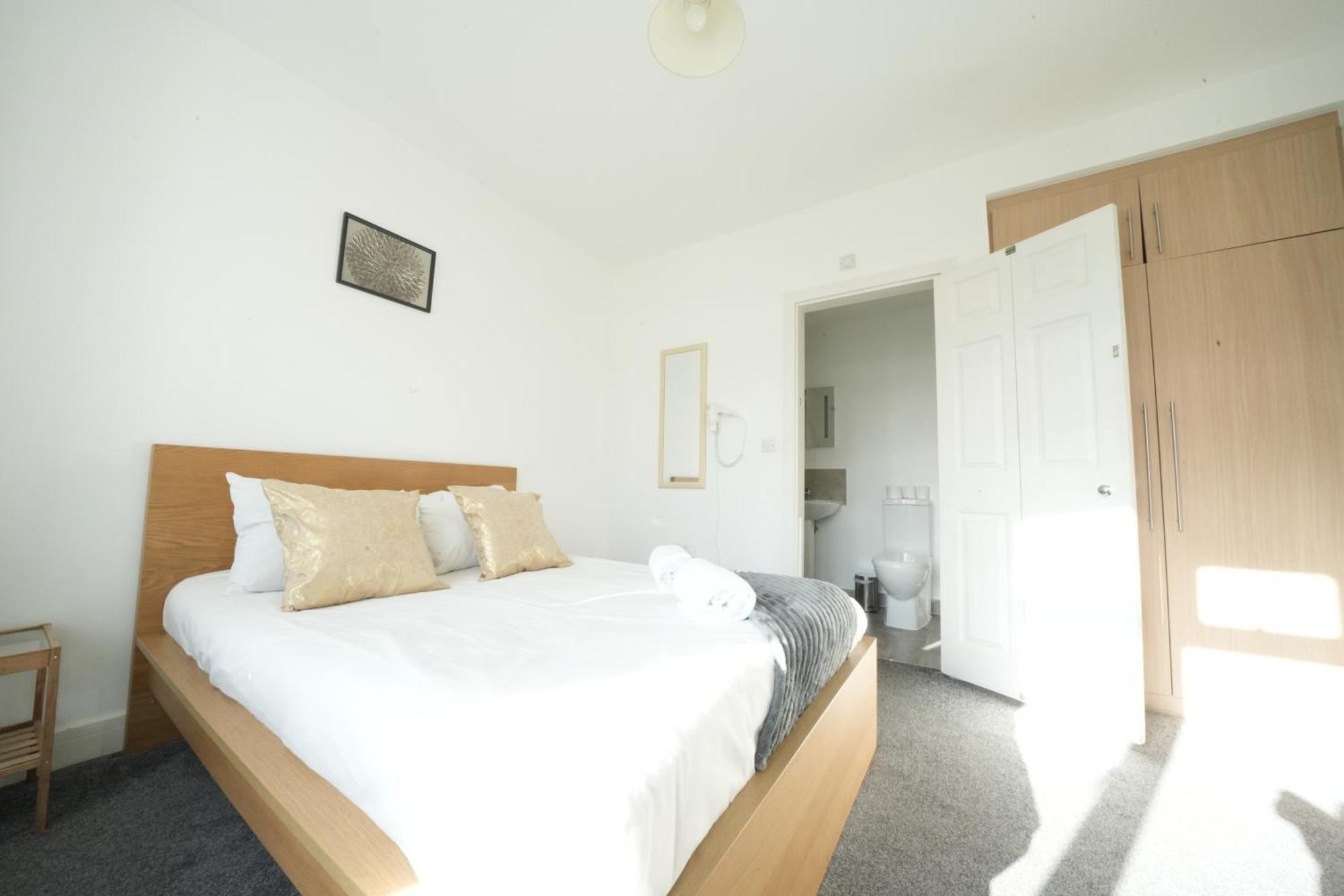 The Great Airport Place-Private Bedrooms With Private Bathroom-1 Bus To Heathrow Airport-5 Minutes By Car- Helpful Advice From Our Team Harmondsworth Dış mekan fotoğraf