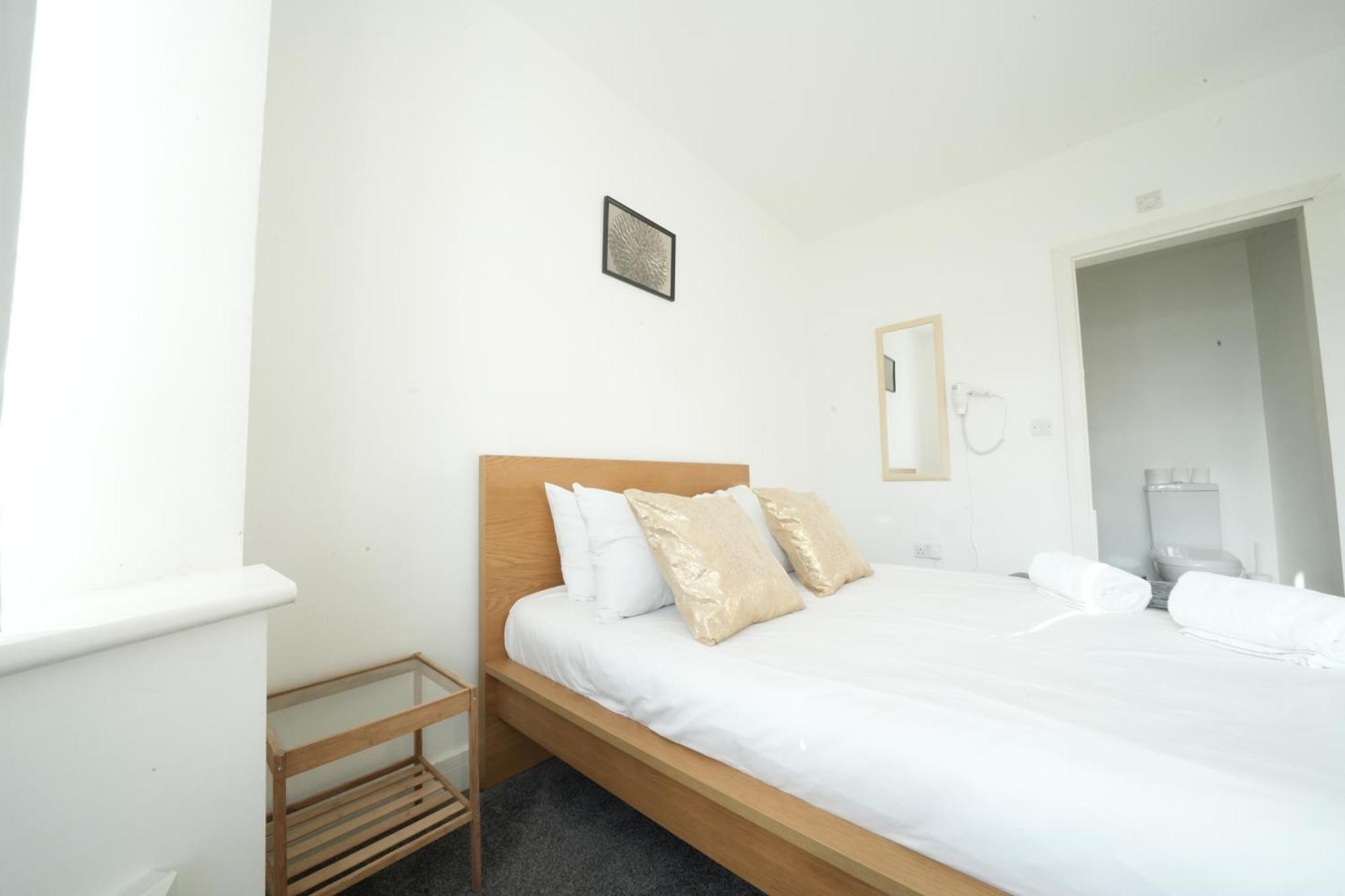 The Great Airport Place-Private Bedrooms With Private Bathroom-1 Bus To Heathrow Airport-5 Minutes By Car- Helpful Advice From Our Team Harmondsworth Dış mekan fotoğraf